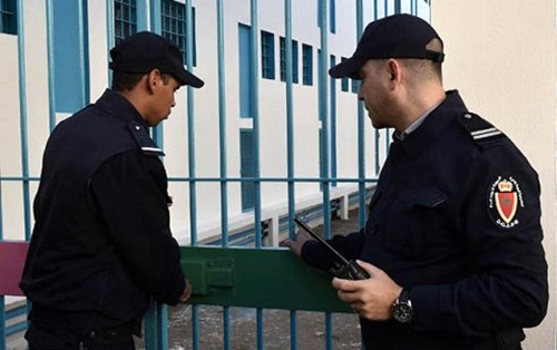 منع موظفي السجون من استعمال الفيسبوك والواتساب والتواصل مع الصحافة