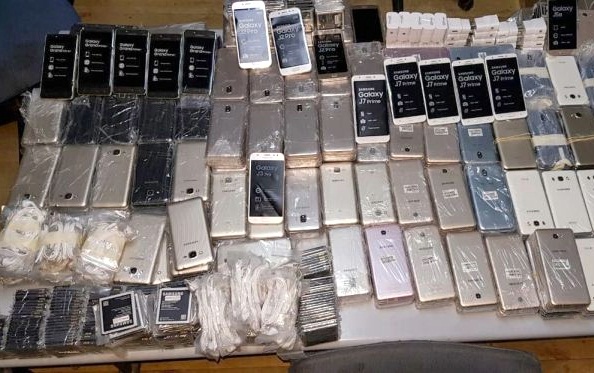 عناصر الجمارك تصادر 136 هاتف ذكي جديد بمعبر باب سبتة