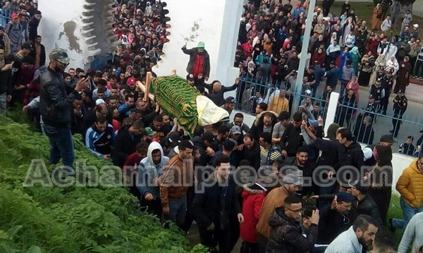 تشييع جنازة “طفل العرائش” تحولت الى مسيرة تضامنية مع أسرته