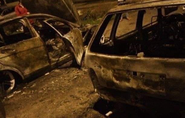 حريق مهول يلتهم سيارتين بالمجمع الحسني بطنجة