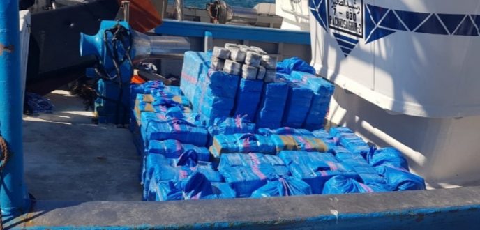 حجز أزيد من طن من مخدر الشيرا مخبأة داخل مركب للصيد الساحلي بطنجة