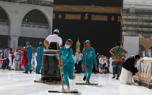 السعودية تعيد فتح الحرمين بعد انتهاء عمليات تعقيمهما