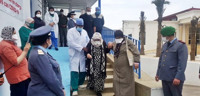 سيدة ثمانينية تنتصر على كورونا وتغادر مستشفى لالة مريم بالعرائش
