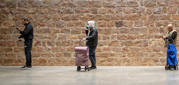 من الآن فصاعدا.. الحياة الاجتماعية محكومة بمسافة متر ونصف