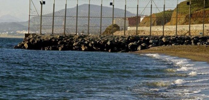 الحرس المدني الإسباني يحبط محاولة مغربيين عالقين في سبتة العودة إلى المغرب سباحة