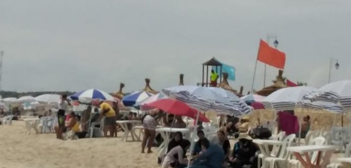 ساكنة تطوان والمضيق تشتكي من احتلال الشواطئ  من طرف أصحاب المظلات