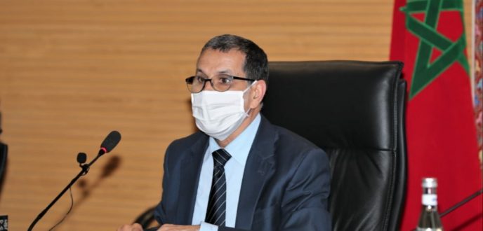 رئيس الحكومة يلزم الوزراء والمسؤولين بقضاء عطلهم داخل أرض الوطن