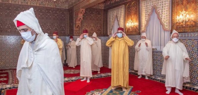 جلالة الملك يؤدي صلاة العيد وينحر الأضحية بمقر الإقامة الملكية بالمضيق
