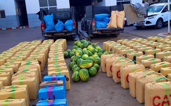 حجز 4 أطنان و85 كيلوغراما من مخدر الشيرا على متن سيارتين لنقل البضائع