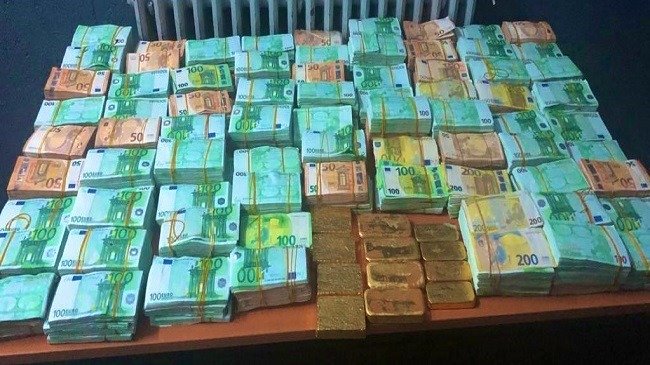ضبط 20 كيلوغرام من الذهب ومليونين ونصف أورو لدى عصابة إجرامية ضبط 20 كيلوغرام من الذهب ومليونين ونصف أورو لدى عصابة إجرامية