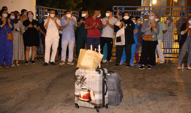 الأطر الصحية بطنجة تحتج بعد طردهم من فنادق الإيواء