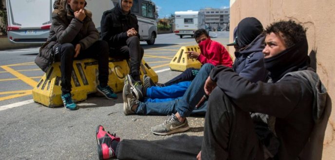 وزير الداخلية الفرنسي: 16 ألف قاصر بدون مرافق قدموا من المغرب والجزائر
