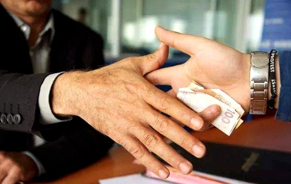 الرقم الأخضر يطيح بعون سلطة تلقى “رشوة” 100 درهم بالقصر الكبير