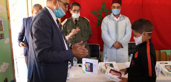 توزيع مجموعة من اللوحات الإلكترونية على تلميذات وتلاميذ إعدادية أيت قمرة بالحسيمة