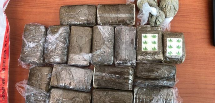 أمن مطار طنجة يوقف ستيني حاولا تهريب “الشيرا” داخل ملابسه