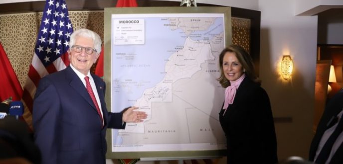 السفير الأمريكي يقدم خريطة المغرب الكاملة المعتمدة رسميا من قبل الحكومة الأمريكية