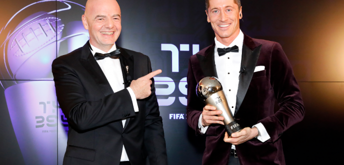 “روبرت ليفاندوفسكي” يتوج بجائزة أفضل لاعب في العالم لعام 2020