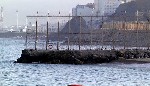 شابان عالقان في سبتة المحتلة ينجحان في العودة إلى المغرب سباحة