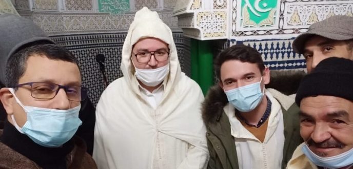 شاب إسباني يعلن إسلامه بمسجد مدينة وزان