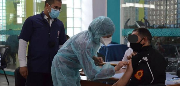 ضبط شخص انتحل صفة شرطي للاستفادة من التلقيح بدون وجه حق