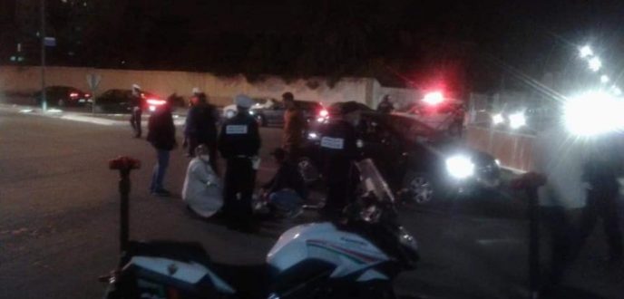 مجهول يعتدي على شرطي مرور بواسطة ”شاقور” في الشارع العام
