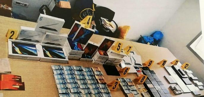 كانت تستهدف أسواق طنجة وتطوان.. توقيف متورطين في شبكة تروج الهواتف والمعدات الإلكترونية المزورة