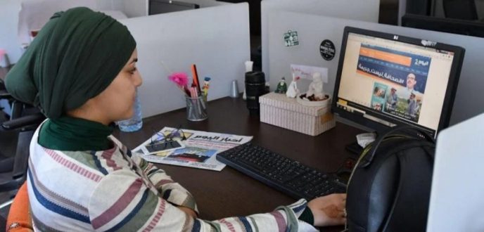 صحافيو “أخبار اليوم” يندّدون بالإغلاق الفجائي للجريدة وعدم الالتزام بالقانون