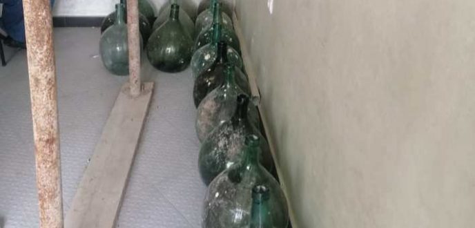 العثور على قنينات زجاجية أثرية مدفونة في سطح دكان بطنجة