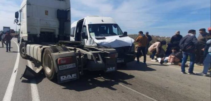إصابة 17 مستخدما في حادث اصطدام سيارة لنقل العمال بطنجة