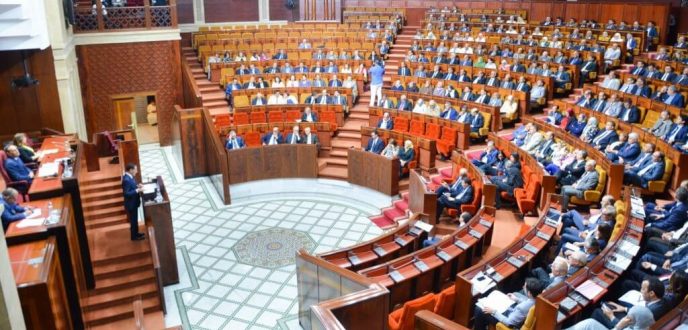 فرق الأغلبية والمعارضة تدعو الحكومة لاتخاذ تدابير عاجلة للمتضررين من حظر التنقل الليلي