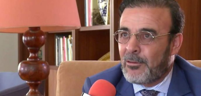 بعد غياب طويل .. إلياس العماري يظهر بـ”لوك” جديد ويشيد بالحزب الشيوعي الصيني