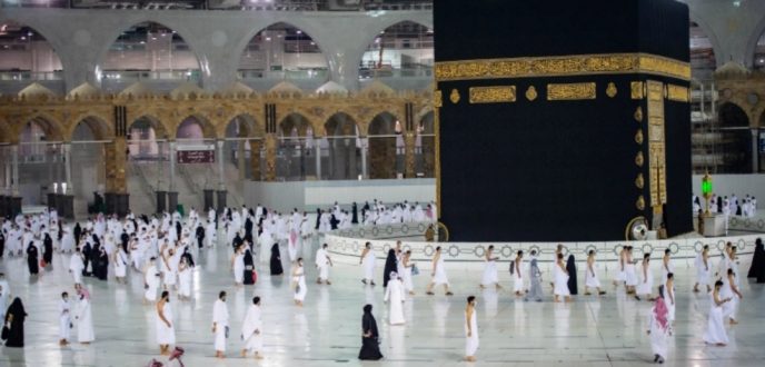 السعودية تشرع في إصدار تأشيرات العمرة