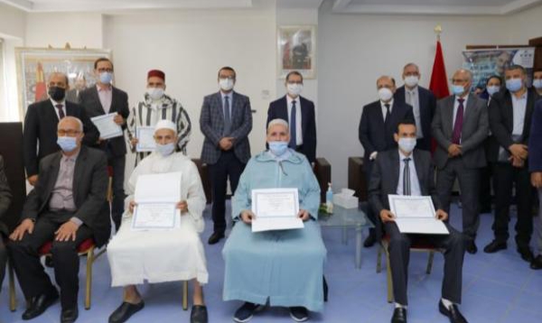 رئيس الحكومة يسلم أولى شهادات الاستفادة من الحماية الاجتماعية لفئة العدول