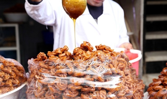 المهن الموسمية في رمضان.. رواج تجاري يرسخ استمرارية تقاليد أصيلة