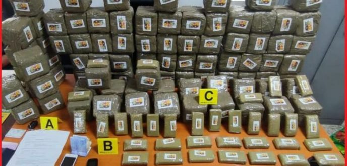 الأمن يضبط سيارة خفيفة محملة ب90 كلغ من الحشيش بتطوان