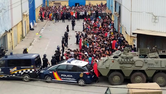 سلطات سبتة المحتلة تبني 5 مستودعات جديدة لإيواء المهاجرين المغاربة