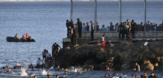 ارتفاع عدد المغاربة الواصلين الى سبتة المحتلة الى 5000 مهاجر