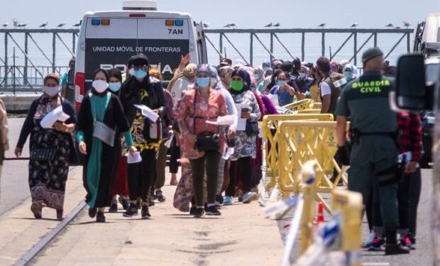 إسبانيا تشرع في تنقيل العاملات المغربيات بحقول الفرولة إلى ميناء طنجة المتوسط