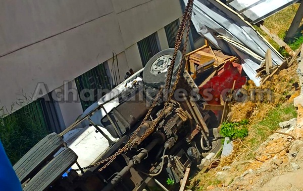 انقلاب شاحنة لجمع النفايات يخلف إصابة 3 أشخاص بطنجة