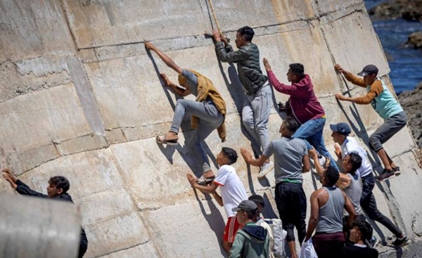 فرار 60 قاصرا مغربيا من داخل مركز للإيواء بسبتة المحتلة