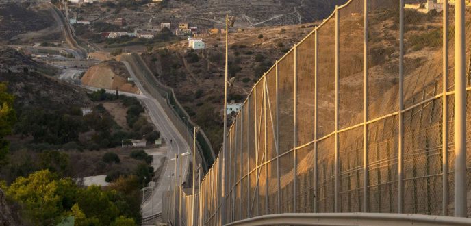 المغرب يشرع في تشييد سياج حديدي مع سبتة المحتلة لمنع تدفق المهاجرين