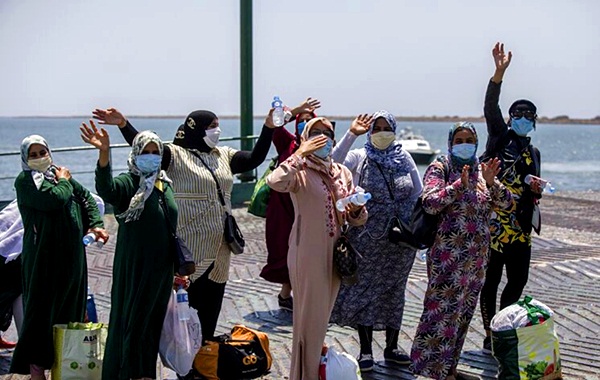 ميناء طنجة المتوسط يستقبل فوج جديد من عاملات الفراولة المغربيات بالحقول الاسبانية