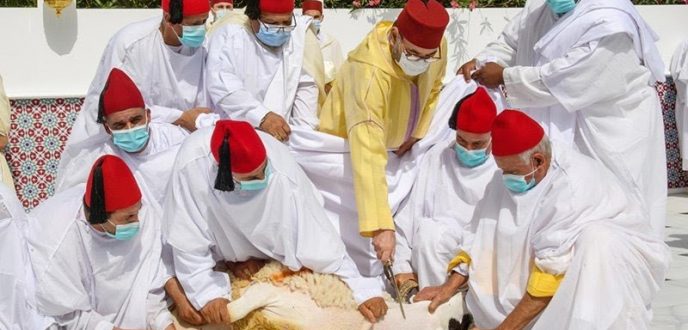 أمير المؤمنين يؤدي صلاة عيد الأضحى ويقوم بنحر أضحية العيد