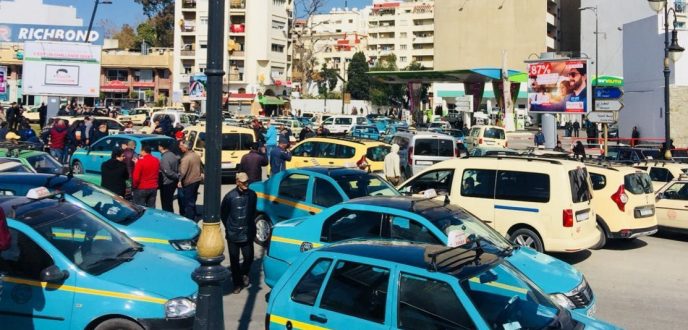 مهنيو سيارات الأجرة يطالبون الحكومة بتسقيف أسعار المحروقات