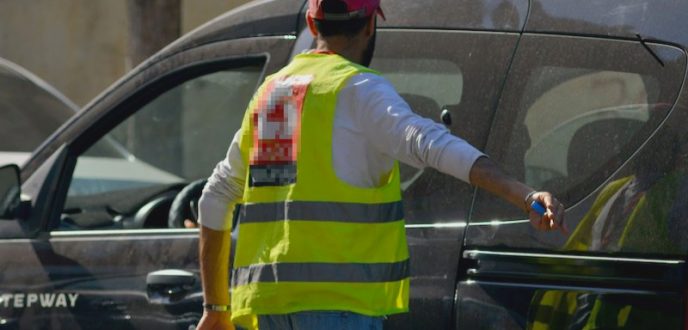 حقوقيون يطالبون السلطات بتوقيف استغلال أصحاب “الجيليات الصفراء” للشوارع وابتزاز المواطنين