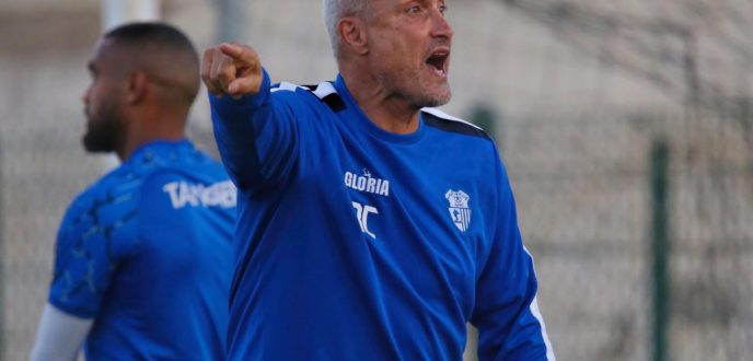 اتحاد طنجة يعفي المدرب الفرنسي كازوني من مهامه والركيك بديلا مؤقتا