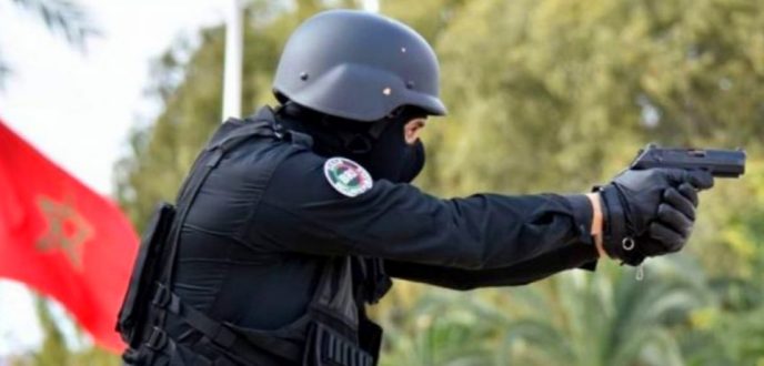 موظف شرطة يضطر لاستخدام سلاحه الوظيفي لتحييد خطر صادر عن جانح