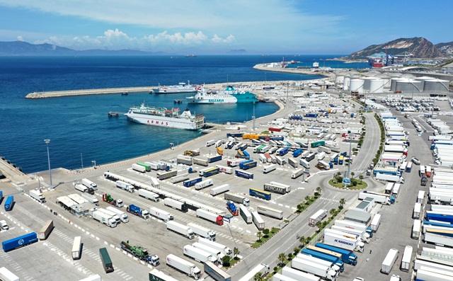 طنجة المتوسط يعلن رقمنة إجراءات العبور المينائي لأنشطة الحاويات وشاحنات النقل الدولي (فيديو)
