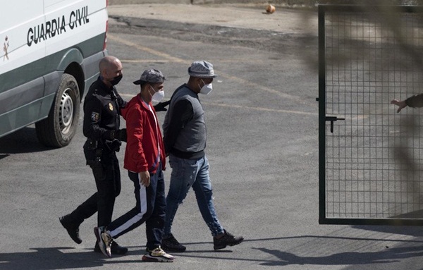 الشرطة الاسبانية توقف مغربيين ضمن المبحوث عنهم في حادث الفرار من الطائرة