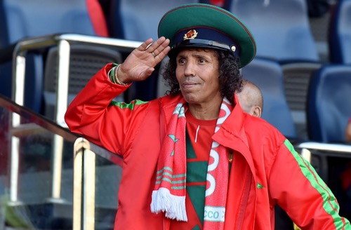 “الظلمي” المشجع الشهير للمنتخب الوطني.. هل هو جالب حظ أم نذير شؤم!